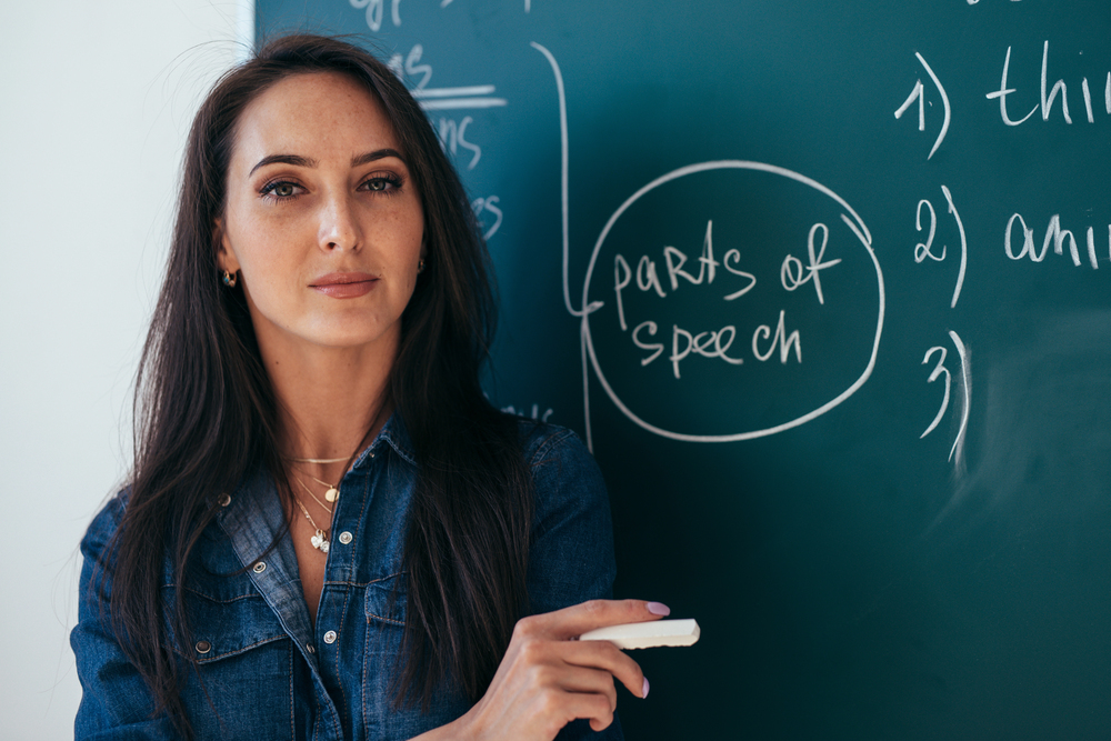 Как лучше учить английский онлайн в Казахстане: личный преподаватель или курсы